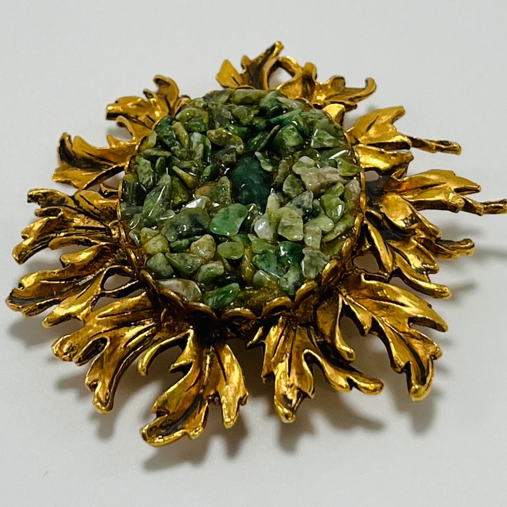 Vintage Classic Jade chip, large flower brooch/pin.  Gold tone - Picture 4 of 7